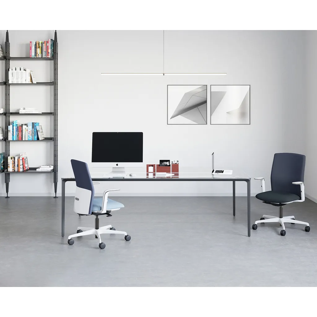 Sedie operative Boheme Unisit blu in un ufficio bianco