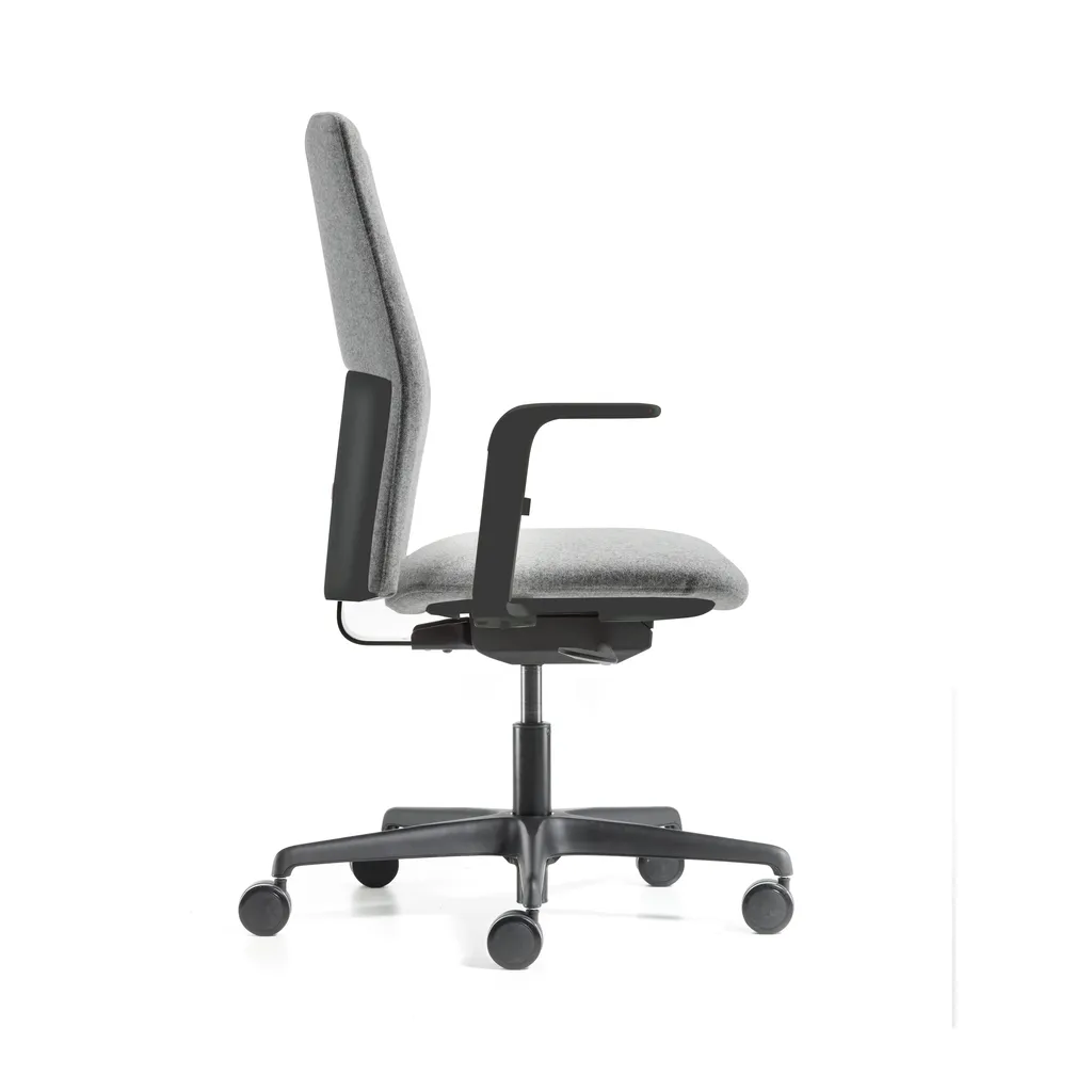 Sedia Boheme Unisit con struttura nera vista di lato
