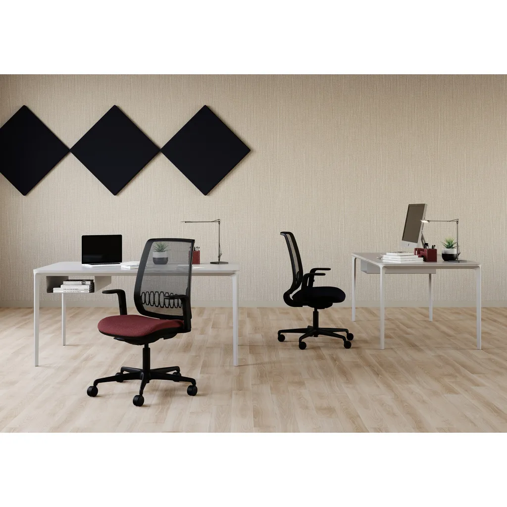 Sedie ergonomiche Aida Unisit in un ufficio con pannelli a rombo