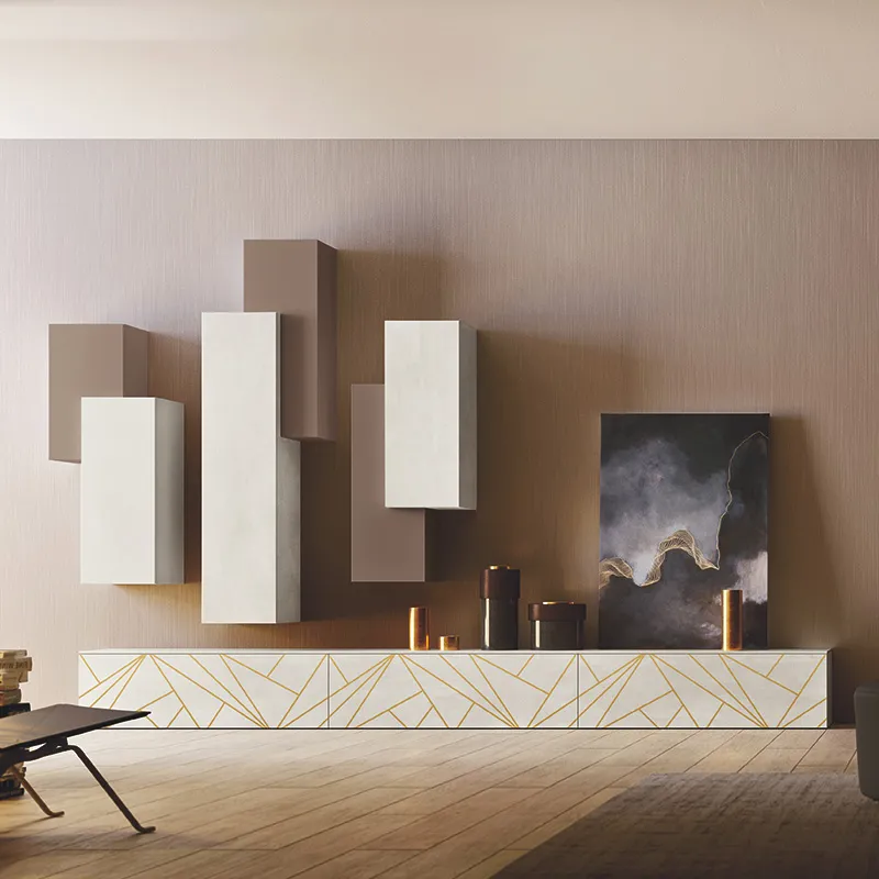 Parete living On Lines 2B Italia con decoro a linee dorate su spatolato bianco