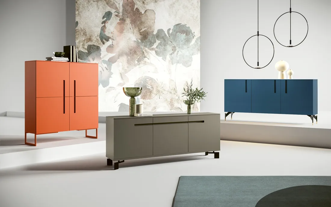 Madie Ink 2B Italia arancione e blu in un ambiente moderno