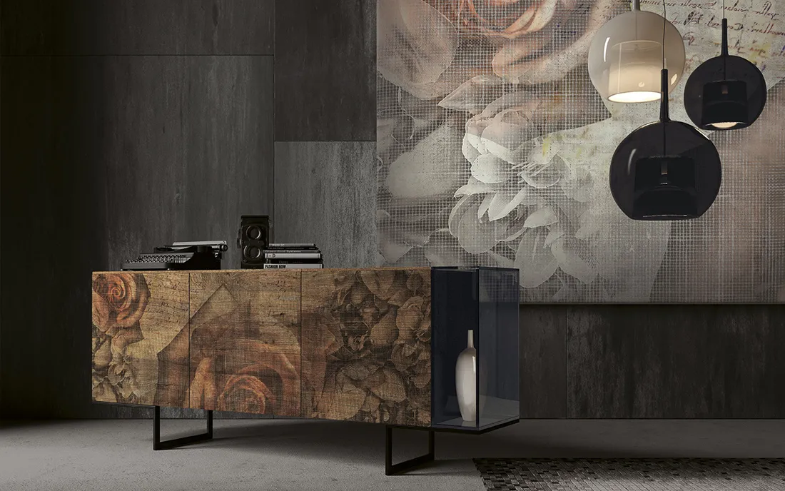 Madia Fantasy of Roses 2B Italia con ante stampate a rose in un ambiente scuro
