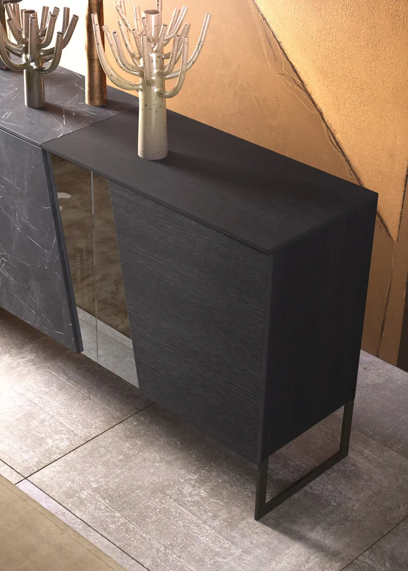 Particolare della madia alta Glass con ante e inserto in vetro