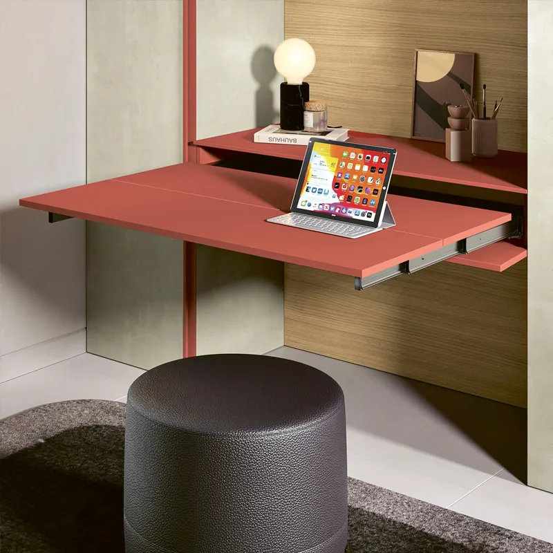 Consolle scrivania Lunch 2B Italia aperta in rosso con computer portatile