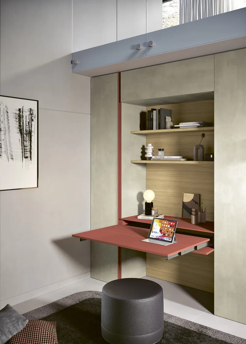 Consolle Lunch 2B Italia rossa inserita in una parete con librerie