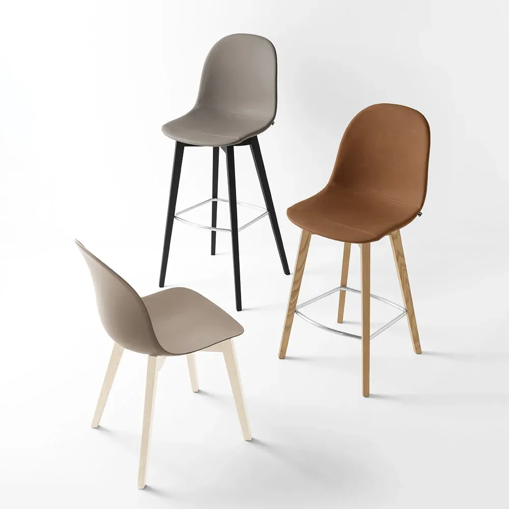 Sgabelli e sedia Academy Connubia con scocche tortora e cognac su gambe in legno