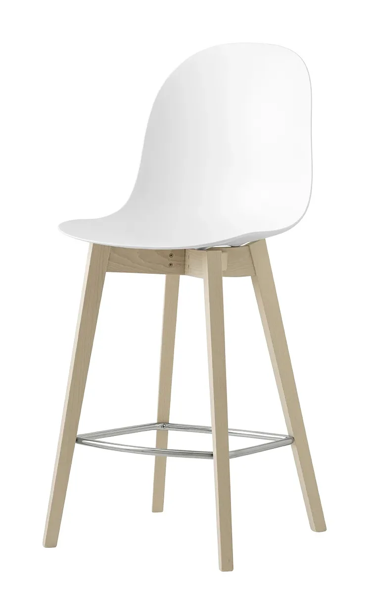 Sgabello Academy Connubia con scocca bianca e gambe in legno chiaro su fondo bianco