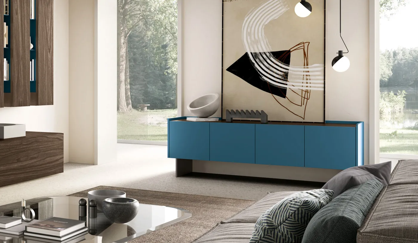 Madia Linear 10 Adriatica in laccato blu laguna in un soggiorno con divano