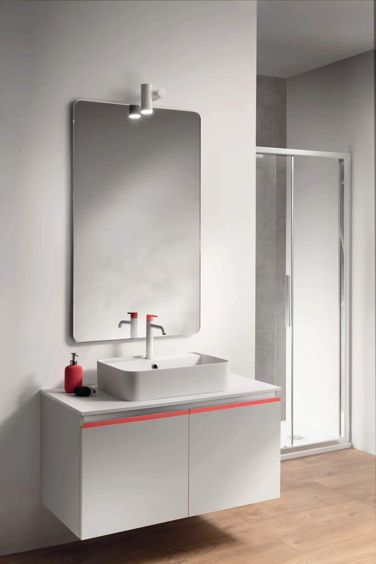 Bagno Dandy Plus Scavolini con base bianca e maniglia Rosso Corallo sotto uno specchio arrotondato