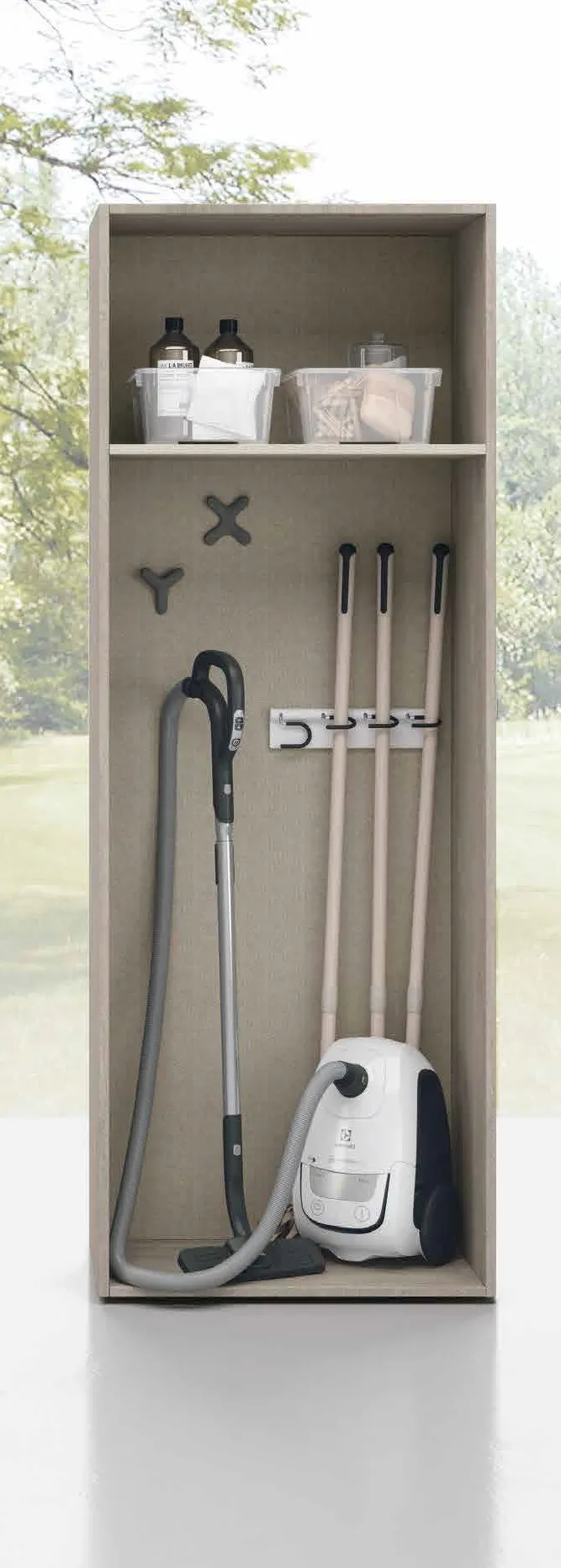 Colonna Mini 302 Artigianmobili aperta con aspirapolvere e scopa