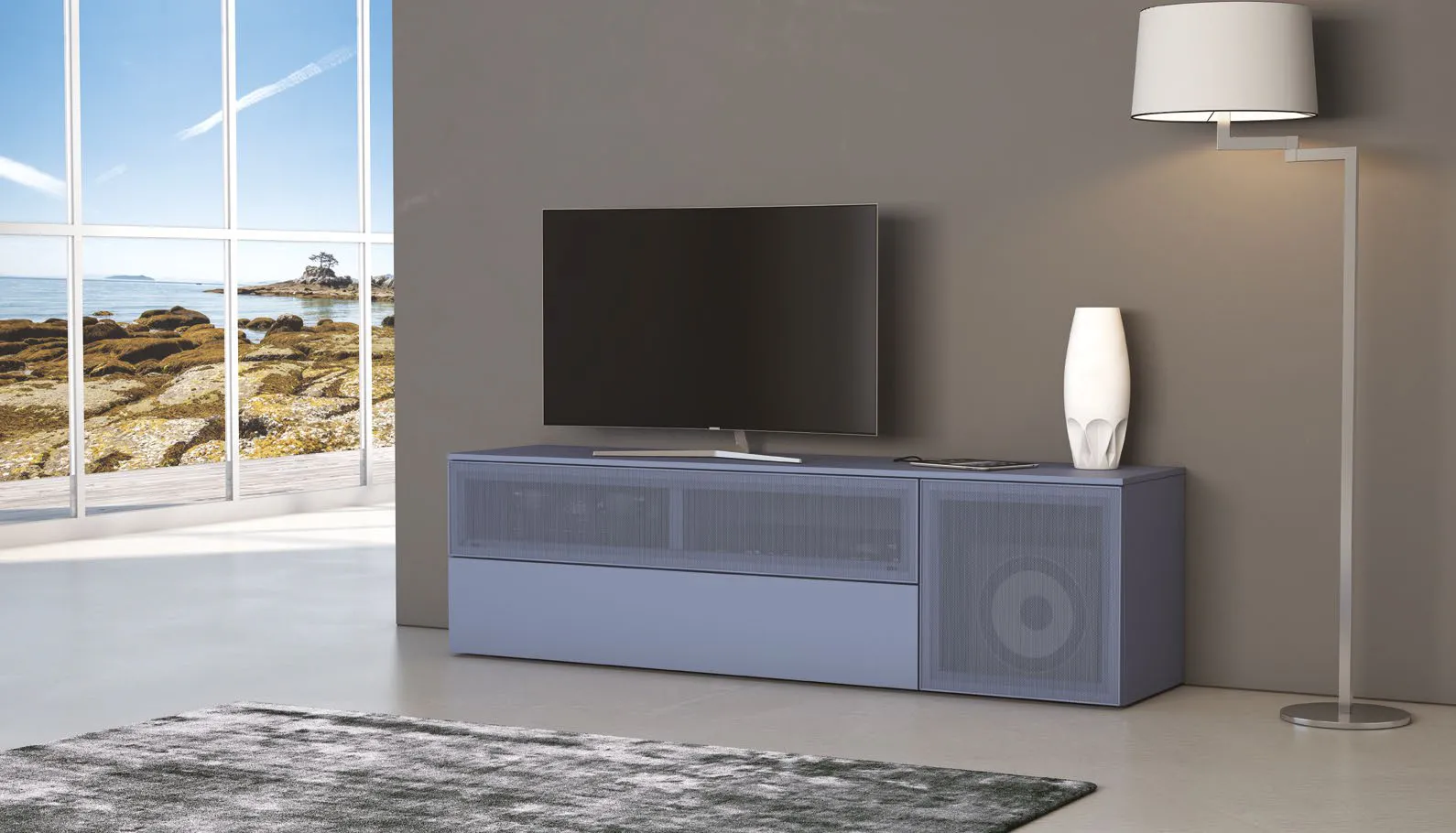 Porta TV Tetris T105 Artigianmobili blu colomba con ante a griglia davanti alla finestra