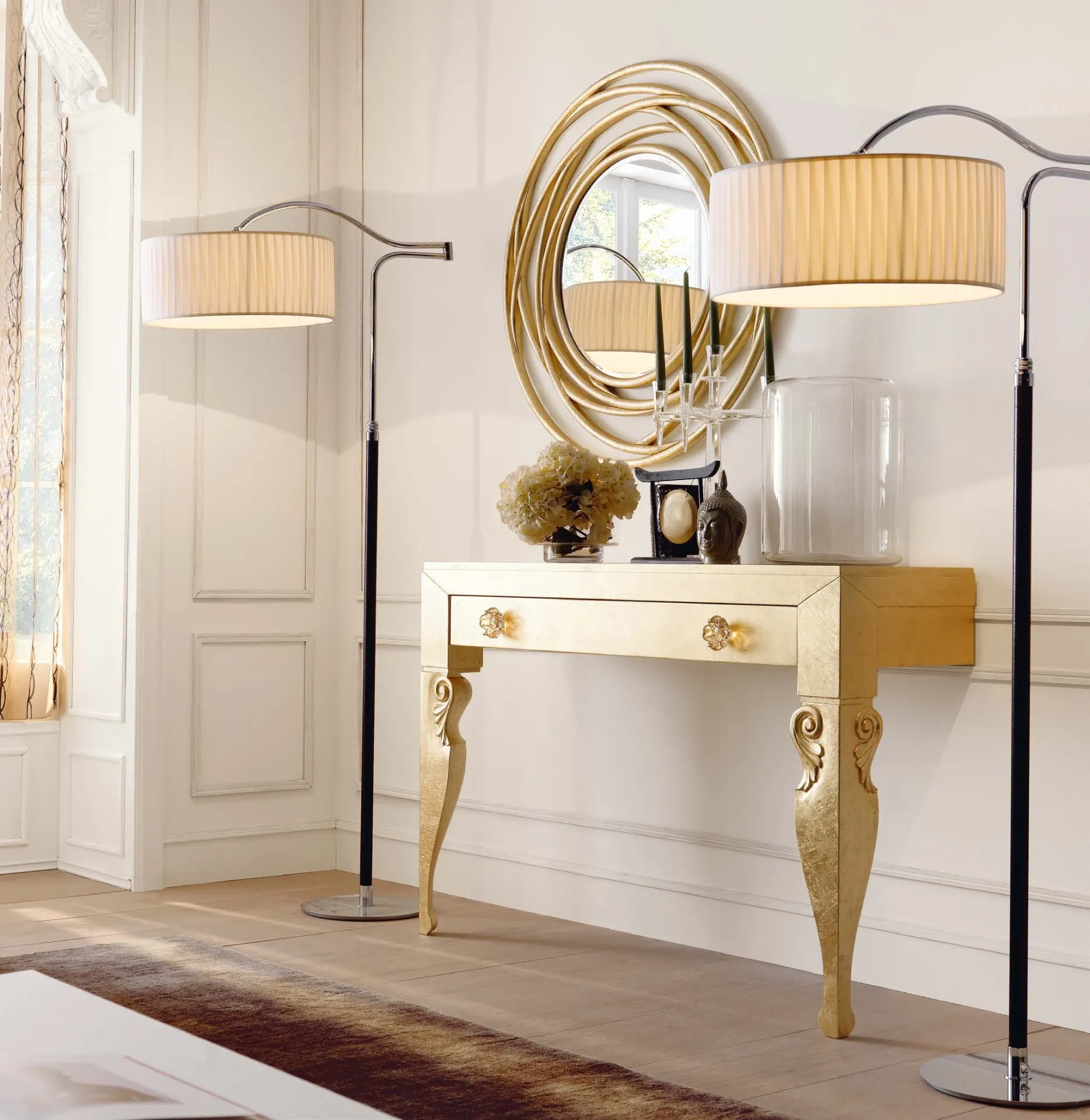 Consolle Aghate Avenanti in foglia oro con specchiera rotonda e lampade da terra