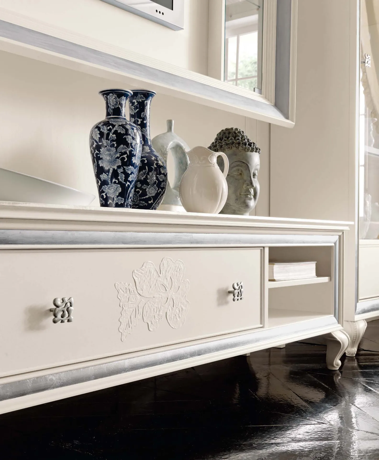 Base porta TV Albert Avenanti bianca patinata con decoro floreale e profili argento