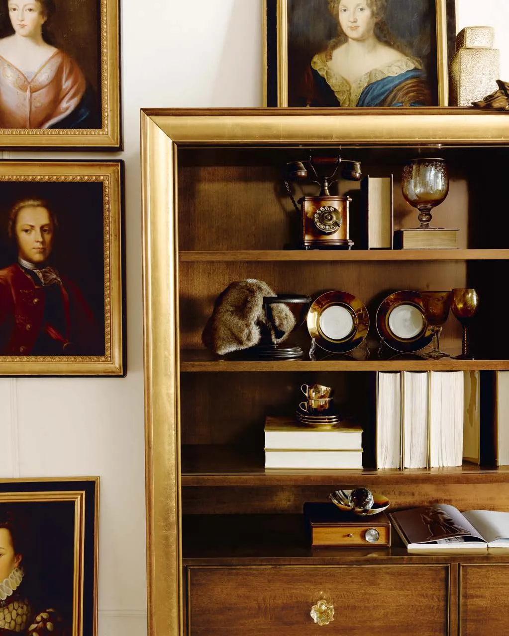 Particolare dei ripiani e della cornice in foglia oro della libreria Albert Avenanti