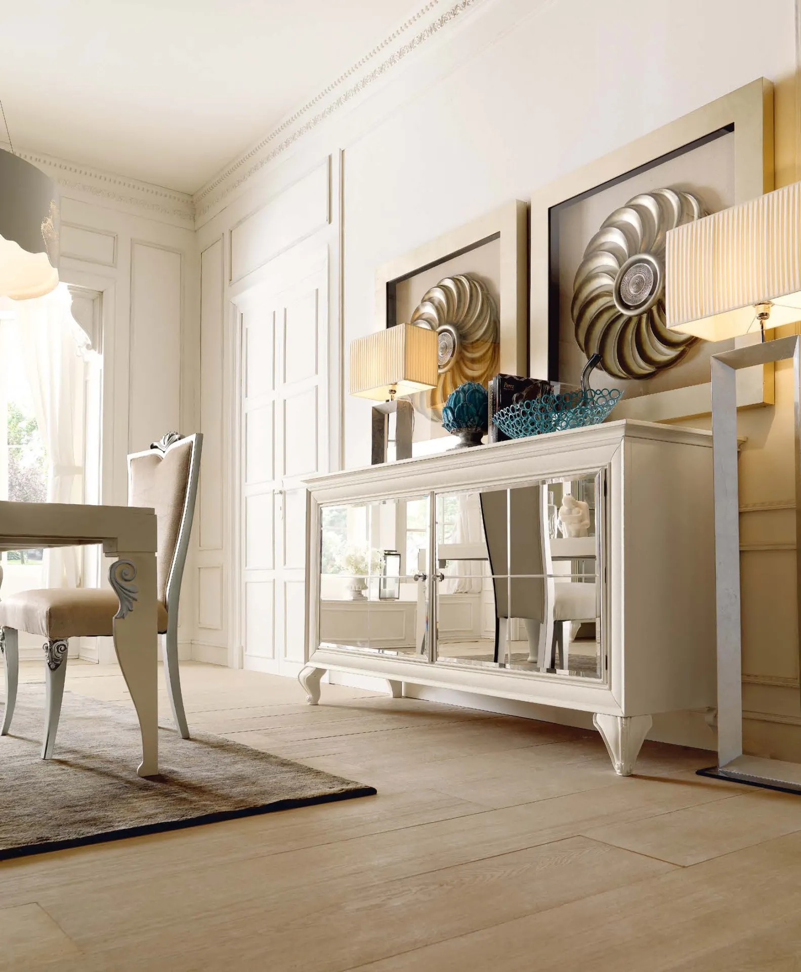 Credenza Albert Avenanti bianca con ante a specchio molato in sala da pranzo