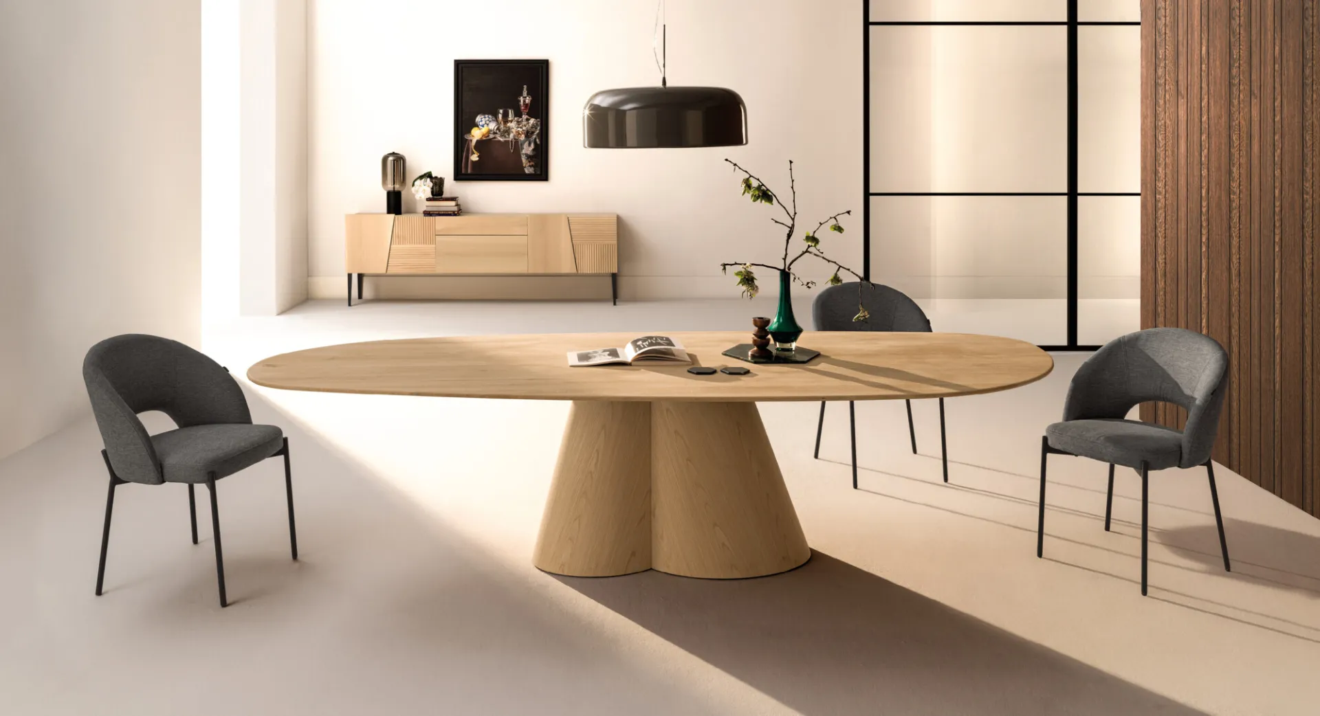 Sedie Vela Devina Nais grigio antracite con tavolo in rovere naturale su basamento conico