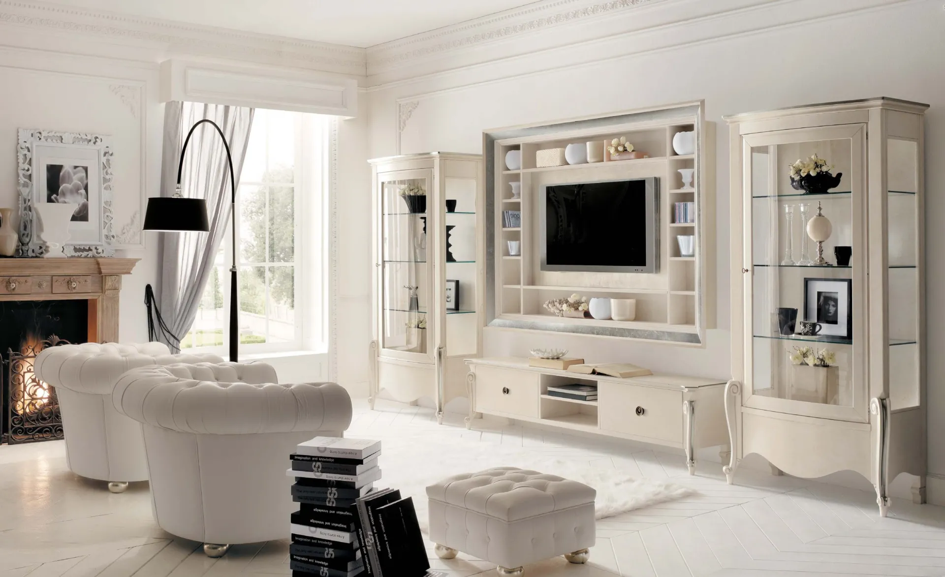 Soggiorno con porta TV Blanche Avenanti bianco fra due vetrine e poltrone