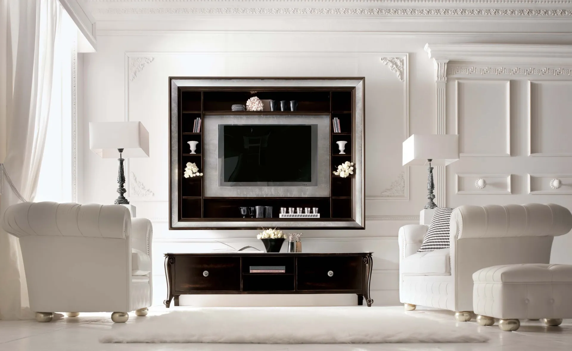 Porta TV Blanche Avenanti nero vintage fra due poltrone in pelle bianca