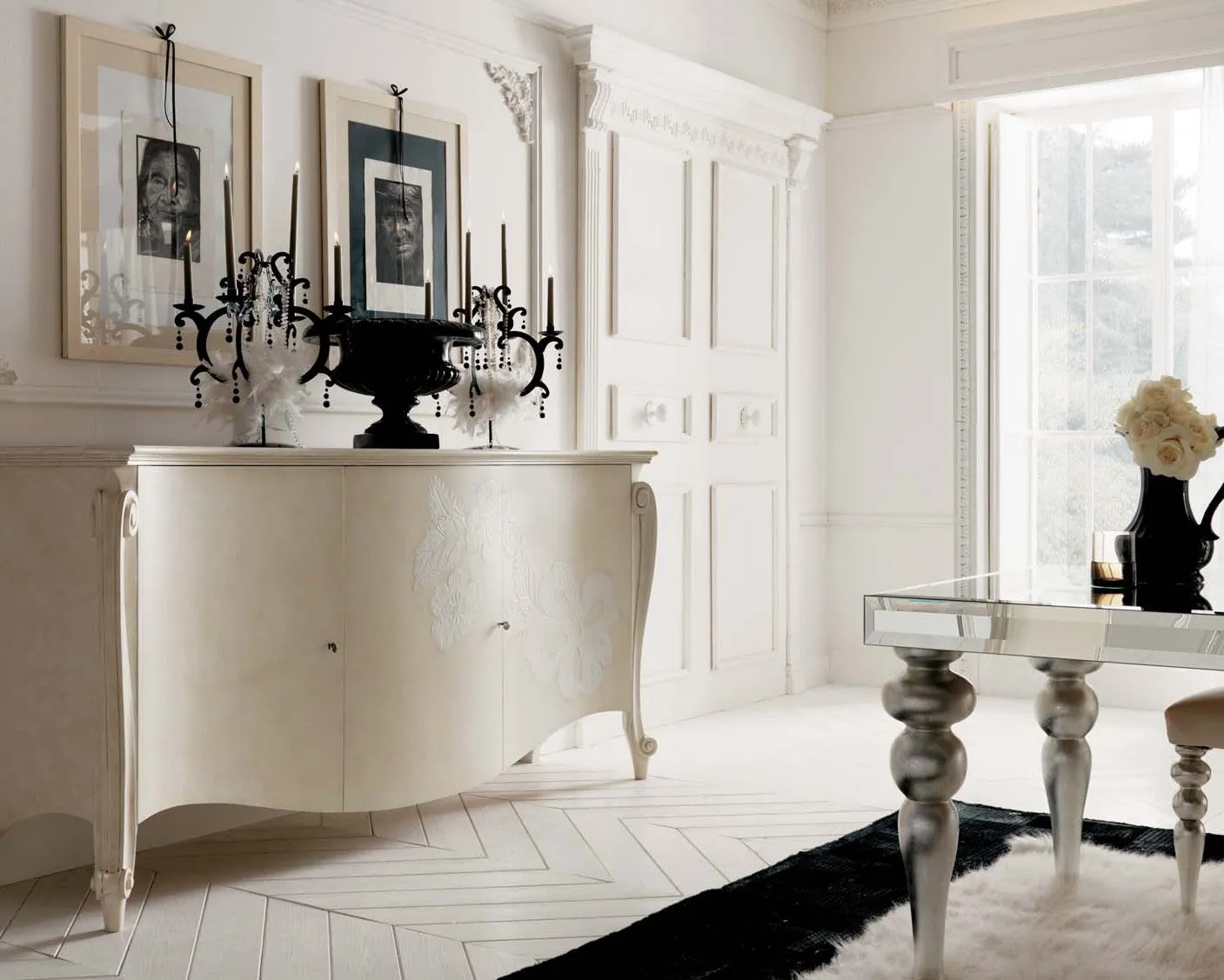 Credenza Blanche Avenanti a tre ante bianca patinata con decoro e tavolo argento