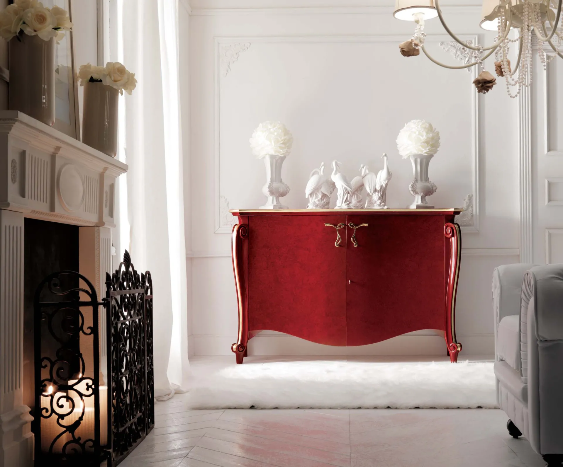 Credenza Blanche Avenanti a due ante laccata rossa accanto al camino