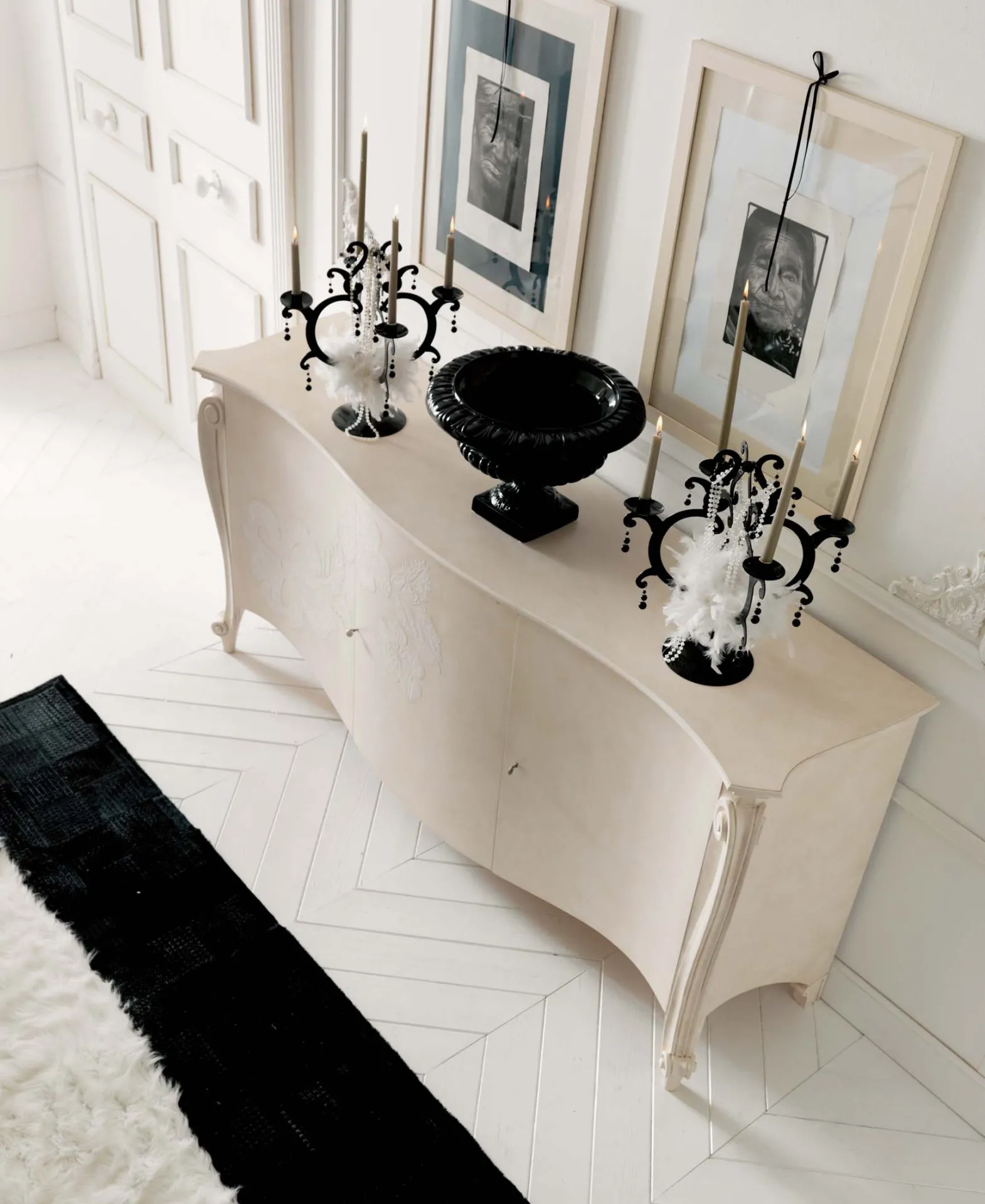 Credenza Blanche Avenanti bianca con candelabri e decoro floreale sulle ante