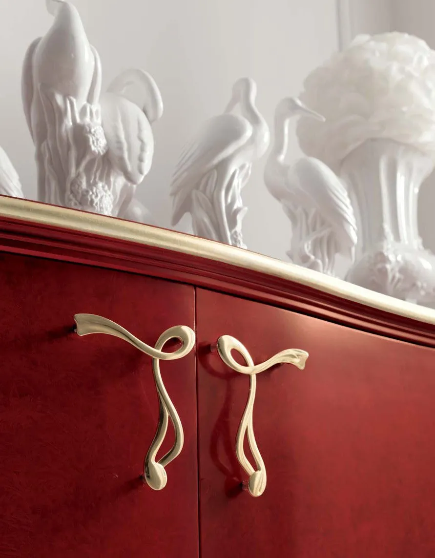 Particolare delle maniglie a nastro dorate sulla credenza Blanche Avenanti rossa
