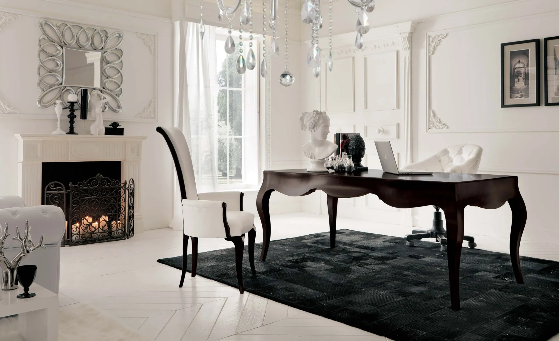 Scrivania Jacques Avenanti nero vintage in uno studio con camino e sedia
