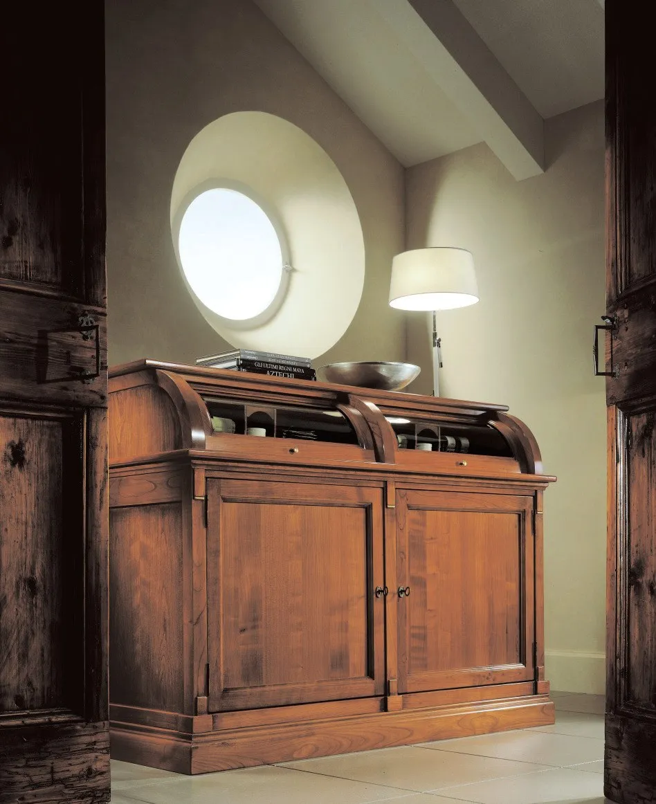 Credenza a due ante con ribalta Ottocento Avenanti in ciliegio sotto un oblò