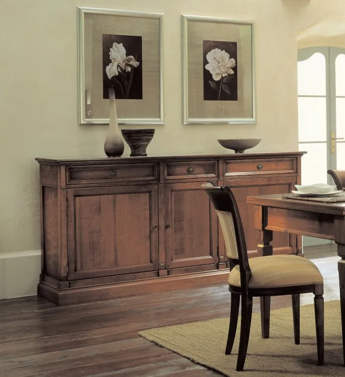 Credenza a tre ante Ottocento Avenanti in ciliegio in una sala da pranzo