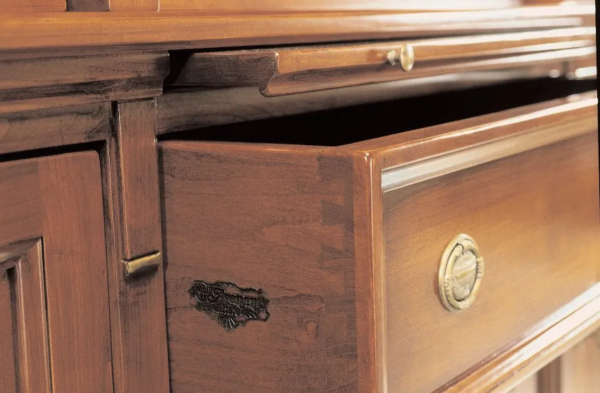 Cassetto aperto con incastro a coda di rondine della credenza Ottocento Avenanti