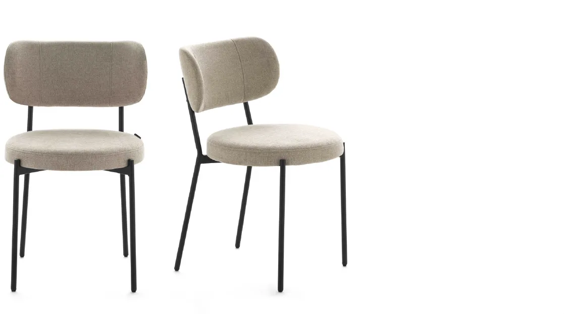 Sedia Mira Devina Nais in tessuto beige con struttura nera, su fondo bianco