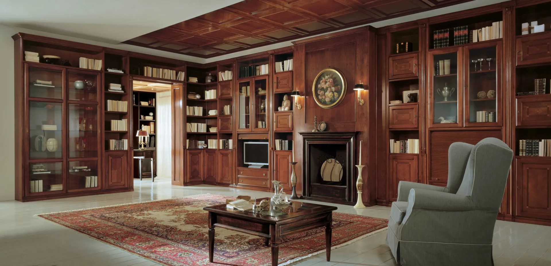 Studio con libreria Vintage Avenanti in noce su due pareti e soffitto a cassettoni