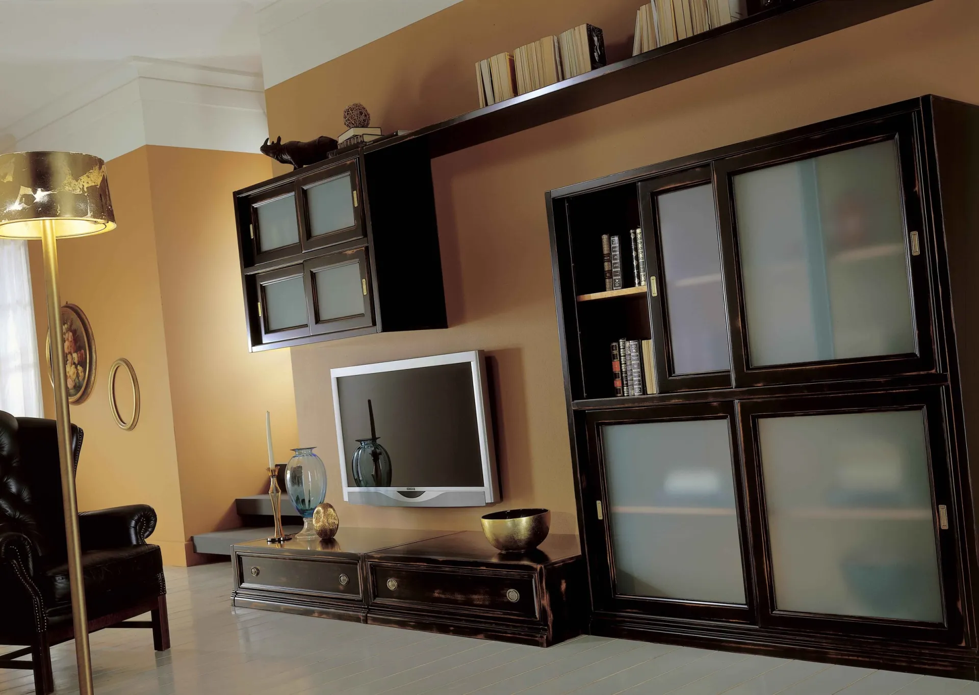 Parete Vintage Avenanti con pensile, base TV e contenitore ad ante scorrevoli in vetro acidato