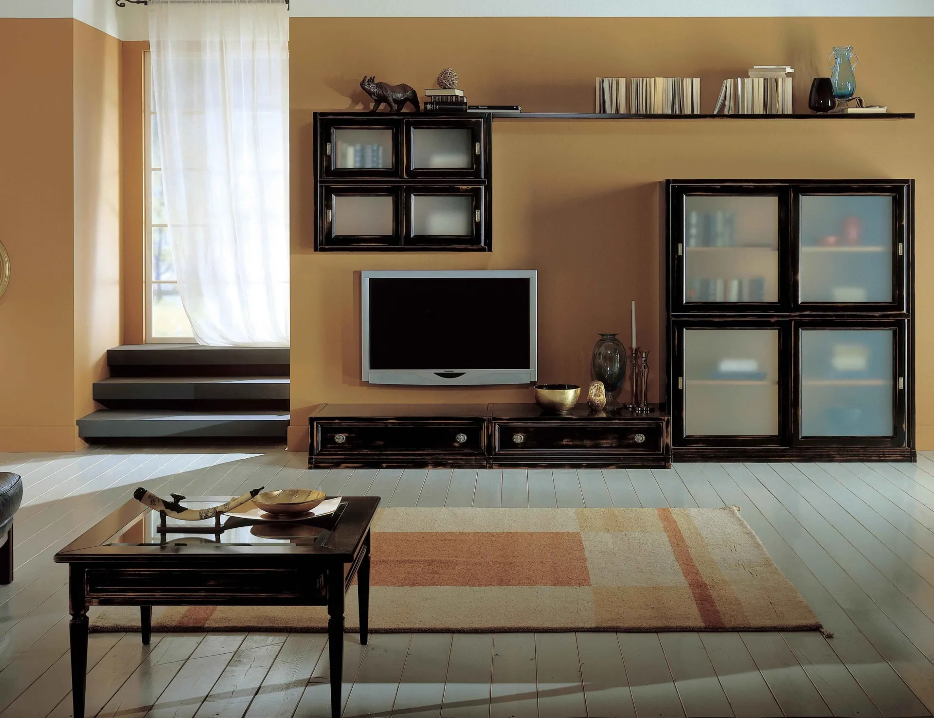 Soggiorno con parete Vintage Avenanti, base TV bassa e vetrine scure