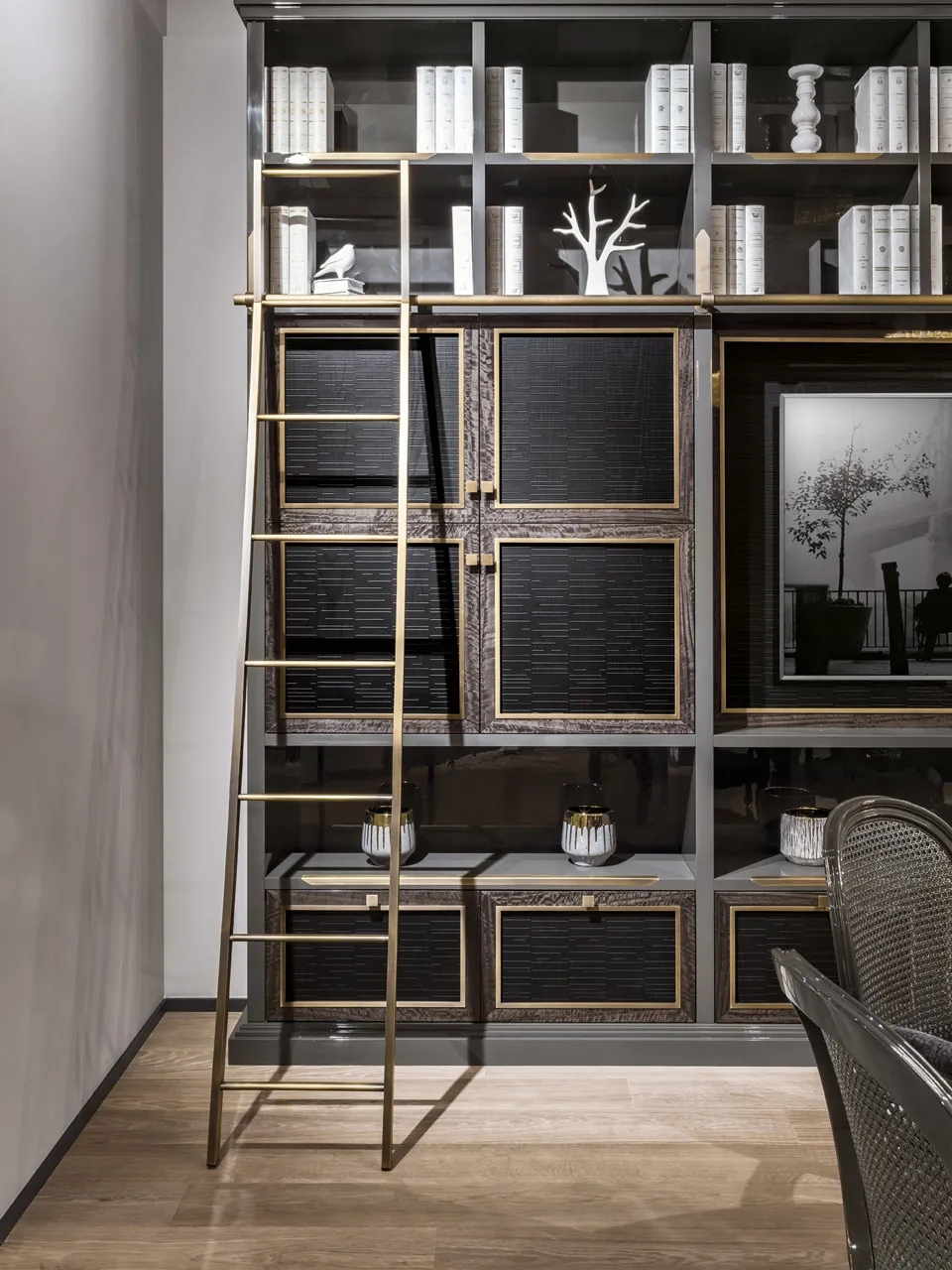 Libreria Trinity Bernazzoli con scala scorrevole in ottone e ante a cornice