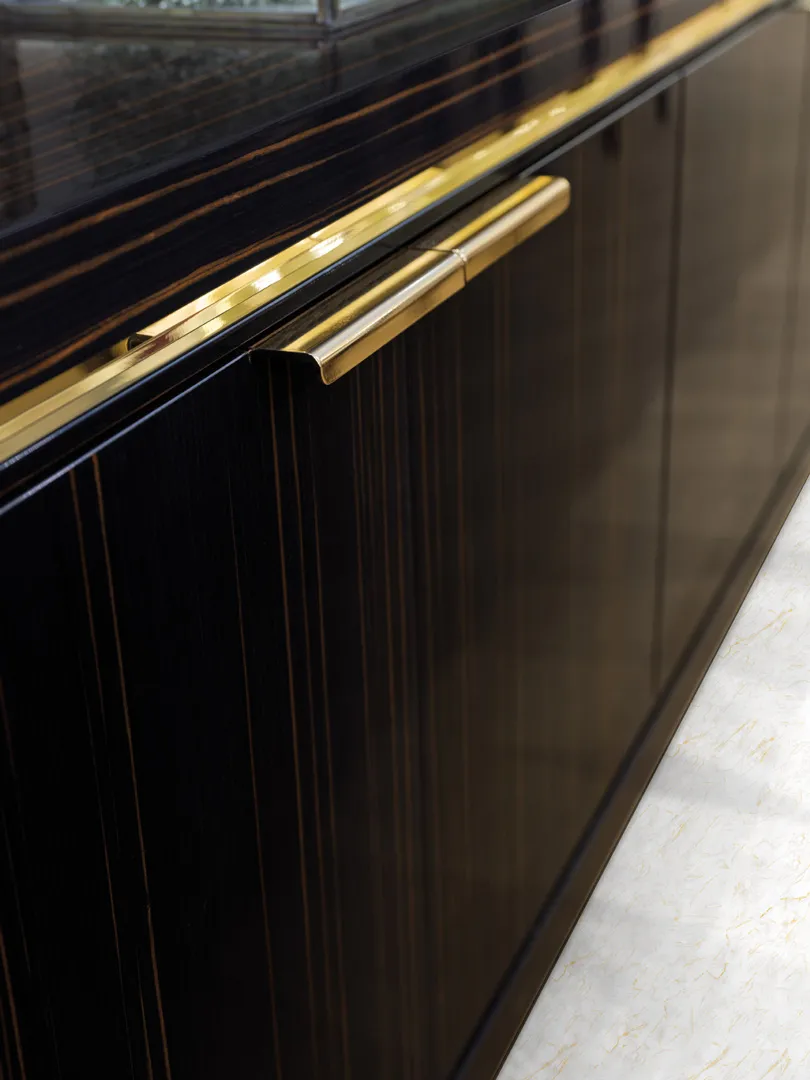 Credenza Place Vendôme Bernazzoli laccata scura con maniglie in ottone