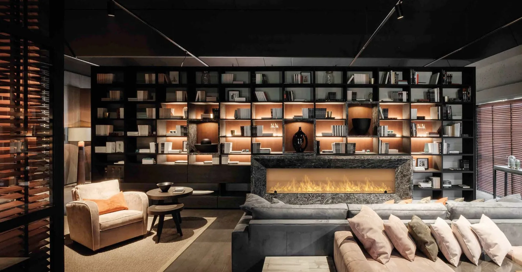 Living Blake con libreria Myday Bernazzoli a tutta parete attorno al camino