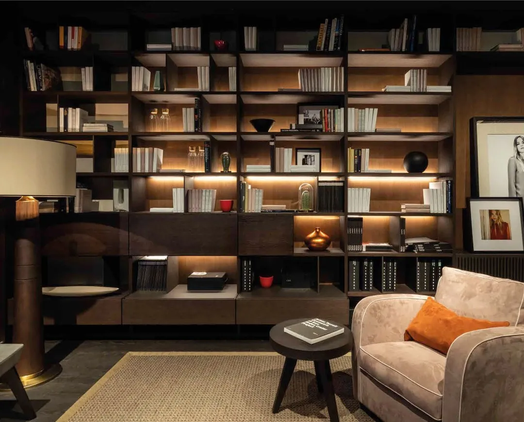 Libreria Myday Bernazzoli in rovere cacao con ripiani illuminati, cassetti e poltrona