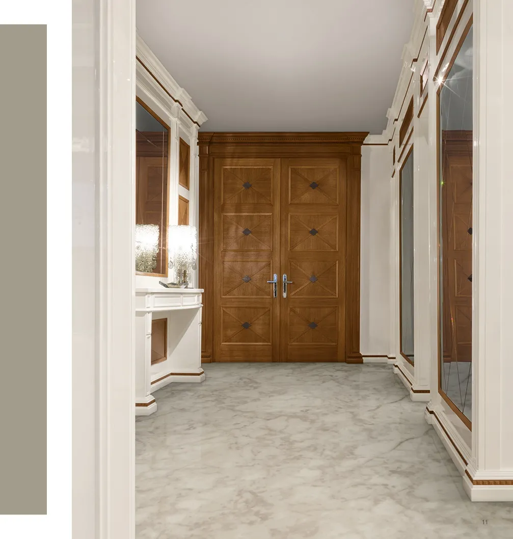 Hall con boiserie Giotto Bernazzoli bianca e porta a due ante in rovere maturo in fondo