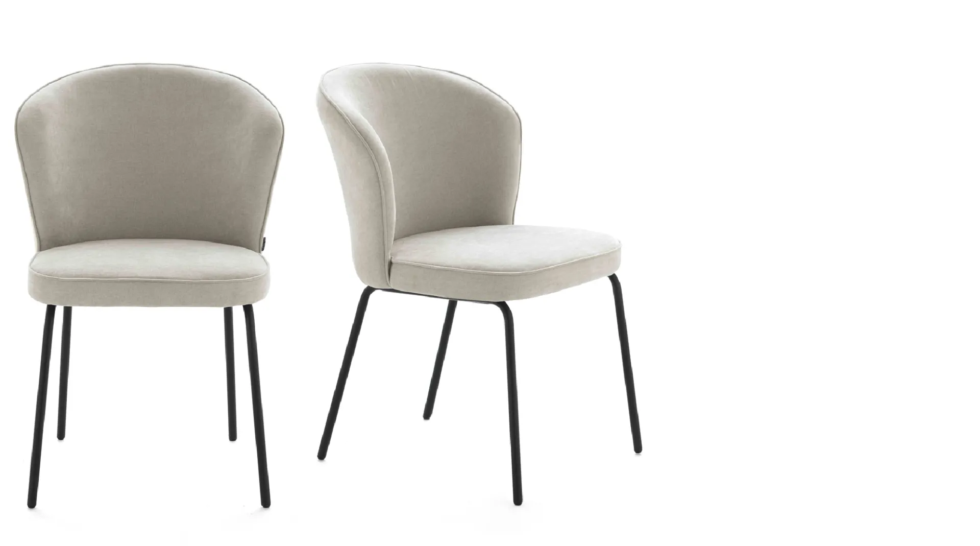 Sedia Onda Devina Nais in tessuto chiaro con gambe nere, su fondo bianco