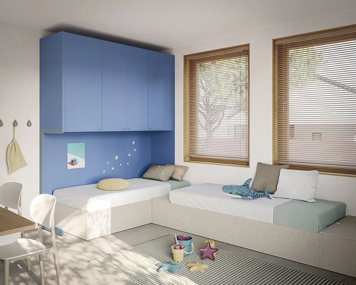 Cameretta Golf Kid's Space Colombini con ponte azzurro sospeso sopra due letti disposti ad angolo