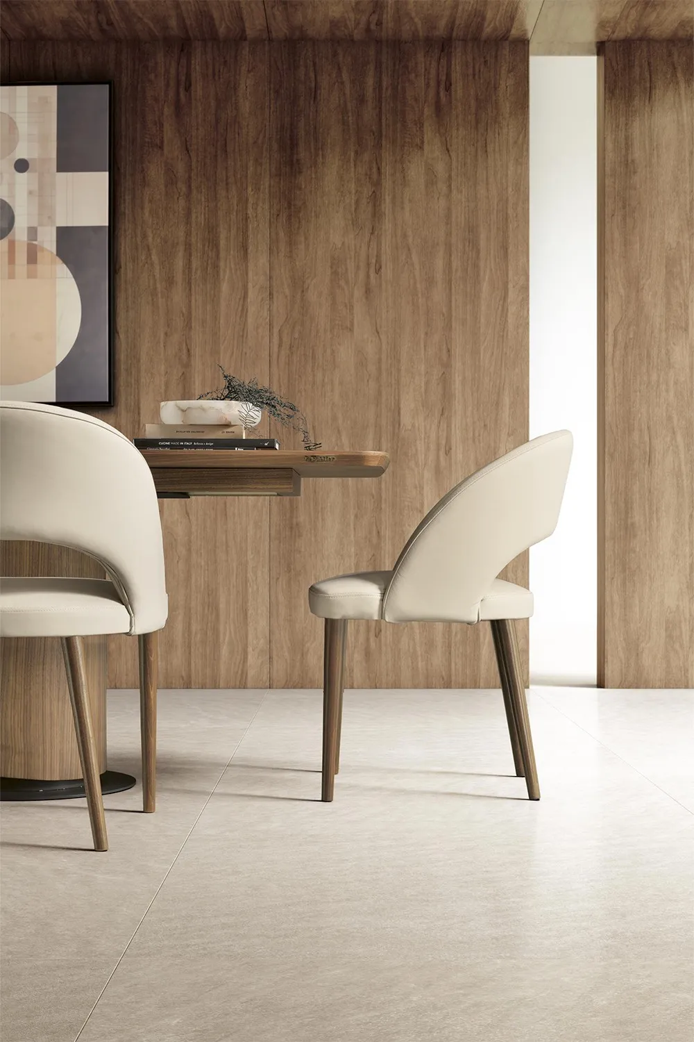 Sedia Aura Le Fablier vista di profilo contro una parete in legno