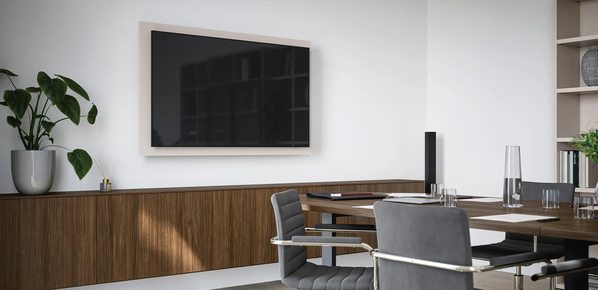Pannello porta TV Cinquanta3 chiaro a parete sopra mobile basso in noce in ufficio
