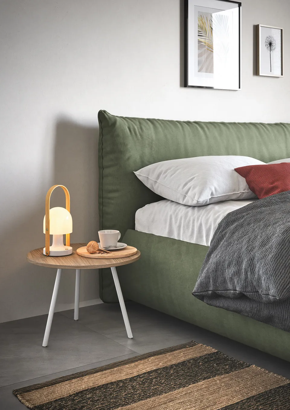 Tavolino Orig Cinquanta3 con lampada accanto al letto con testiera verde