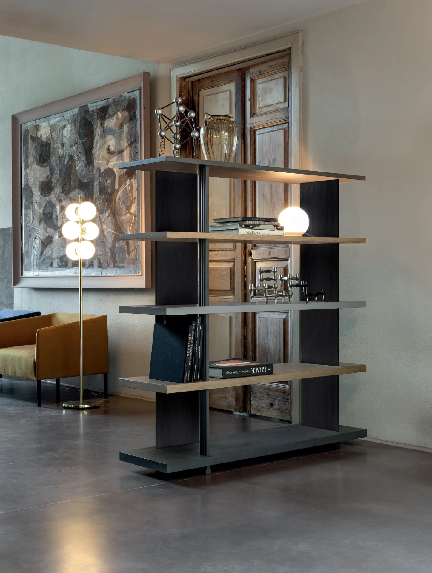 Libreria bifacciale Zero.16 Devina Nais in rovere e grigio in un soggiorno con quadro