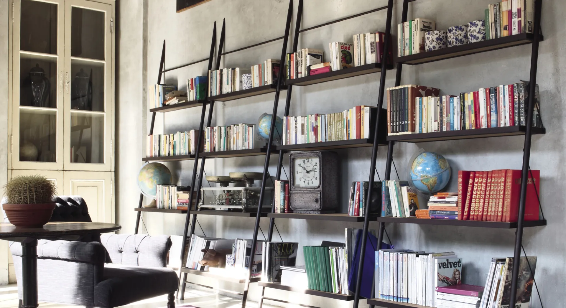 Parete di librerie Easy Devina Nais affiancate e piene di libri