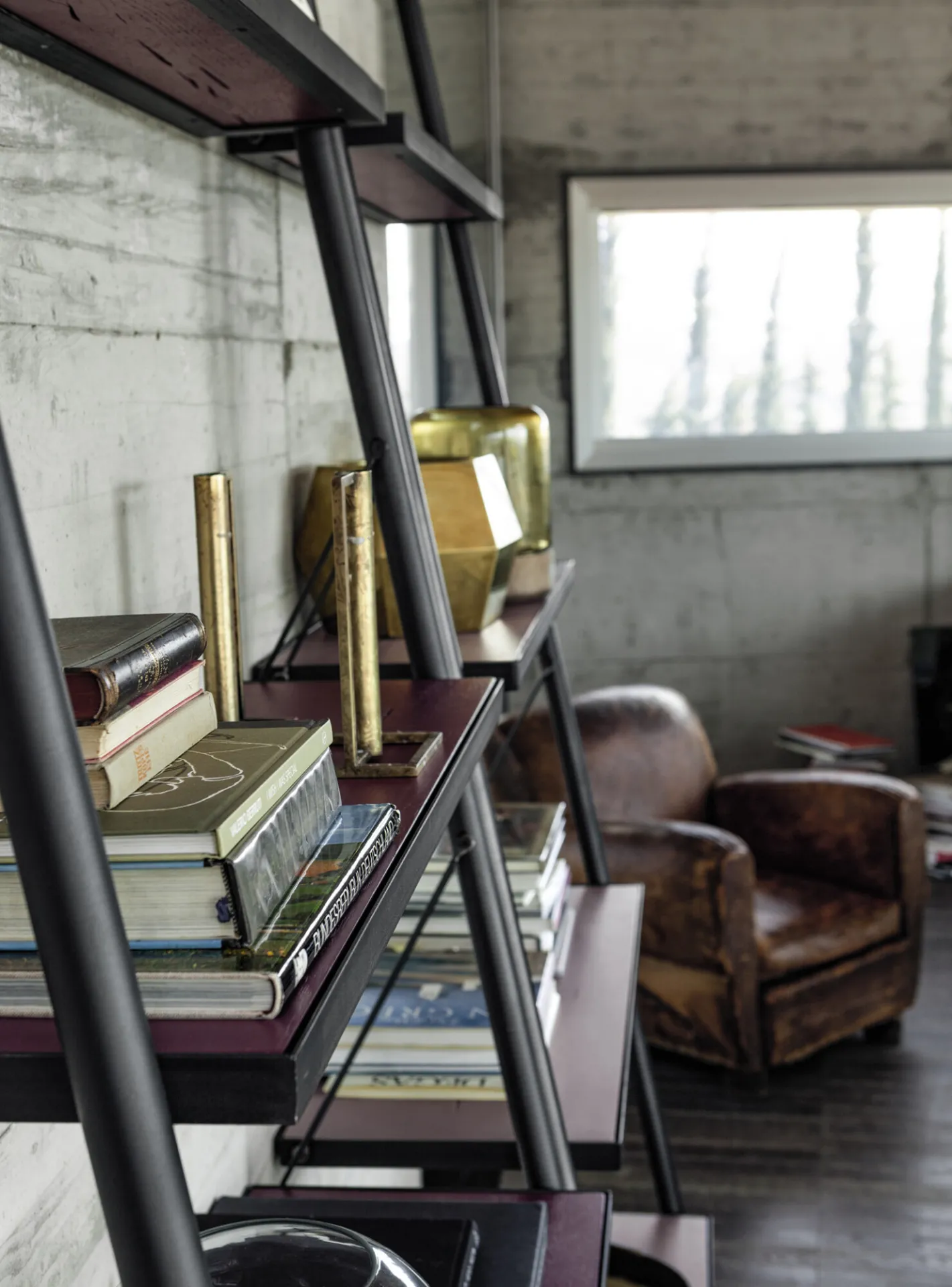 Libreria Easy Devina Nais in un soggiorno con poltrona in pelle