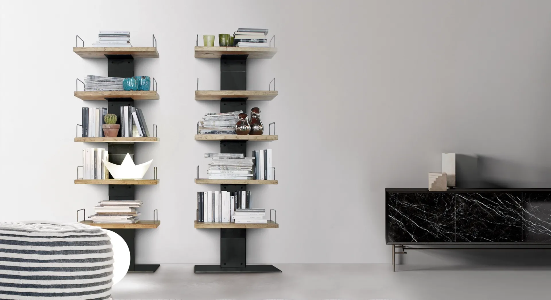 Due librerie Infinity Devina Nais affiancate in un soggiorno chiaro