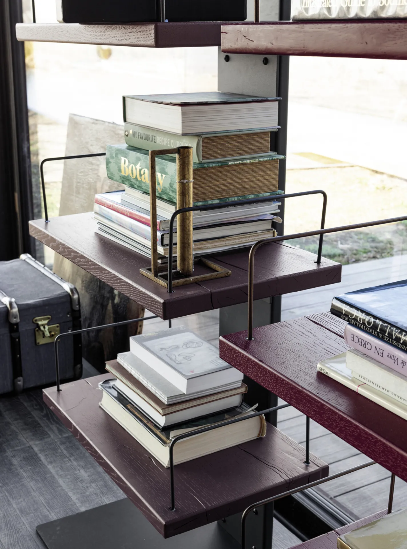 Particolare dei ripiani sfalsati della libreria Infinity Devina Nais
