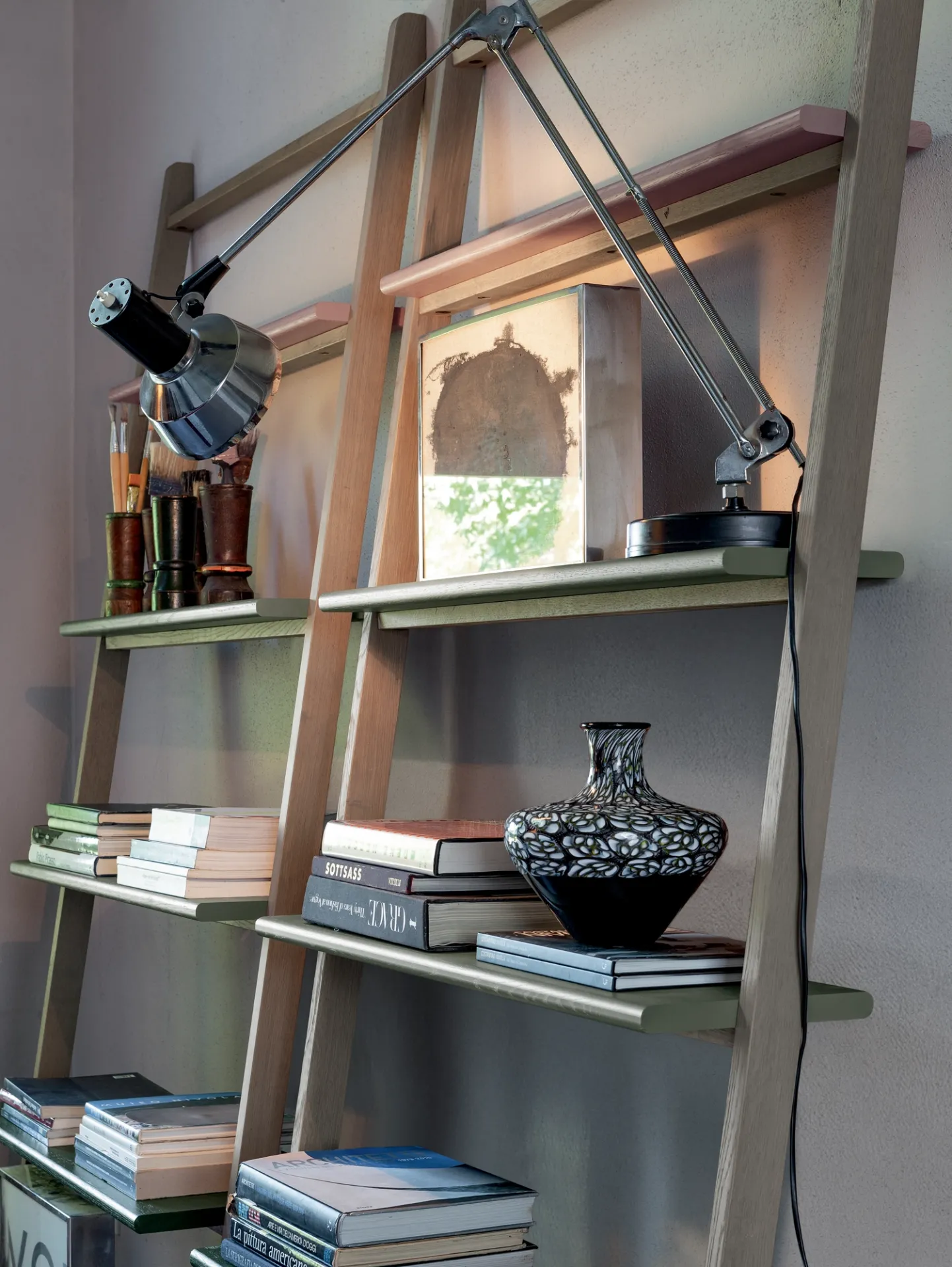 Libreria Klass Devina Nais con libri e lampada da parete